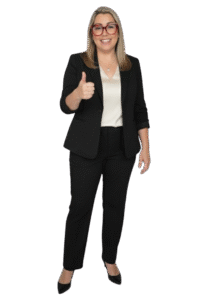 Maggie con pulgar al frente MJ Seguros Pro